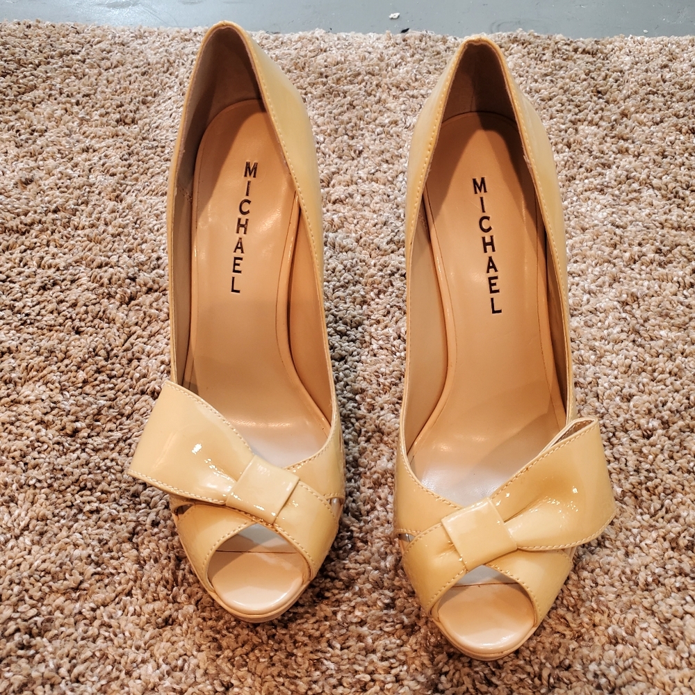Michael Pastel Yellow Patent Leather Peep toe Gemini Pumps, Size 8